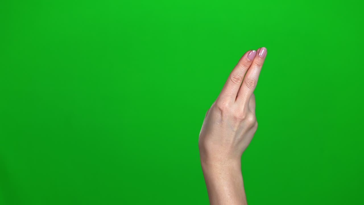 Sæt med 9 forskellige to-fingers swipe-bevægelser, hurtige og langsomme, på en kvindes hånd med greenscreen.
