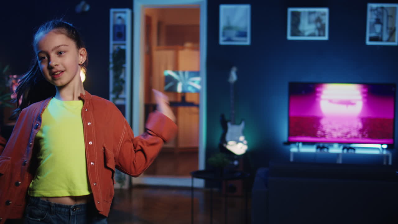 panning shot de un niño enérgico participando en una tendencia de baile viral para el canal de redes sociales