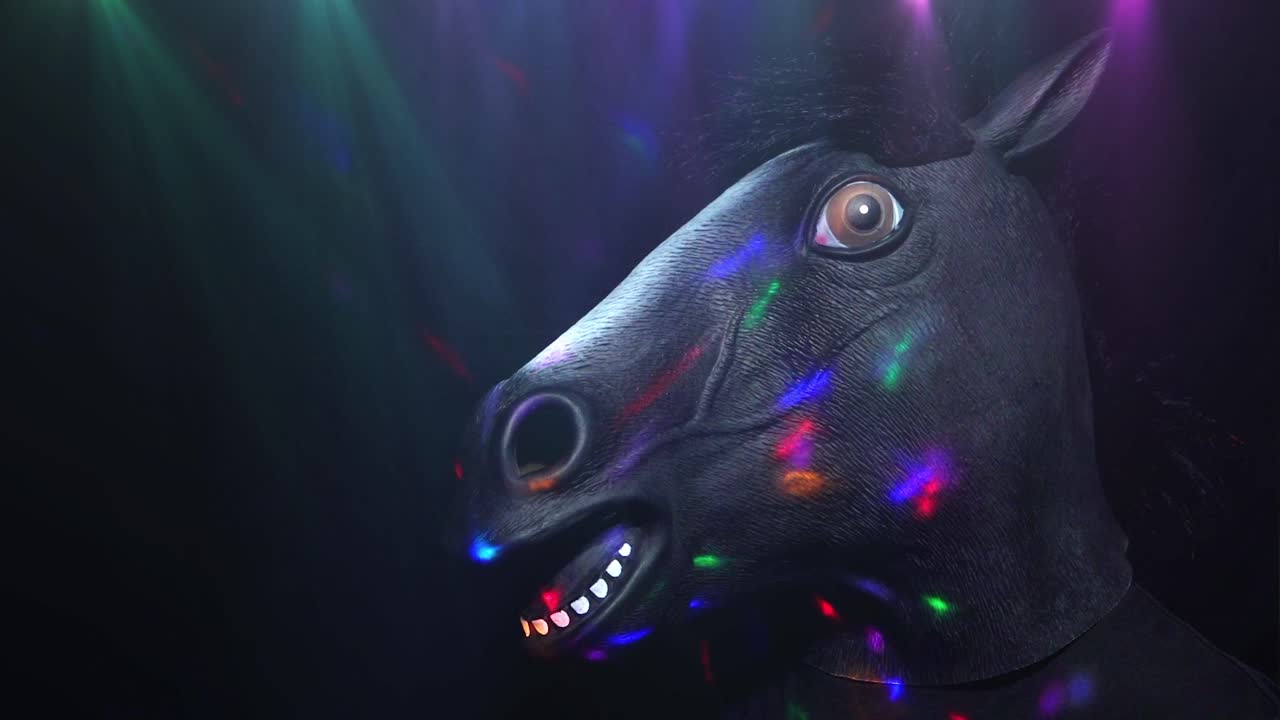 máscara de caballo negro con luces de colores