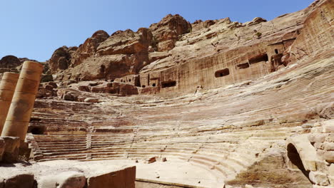 el anfiteatro de petra en jordania