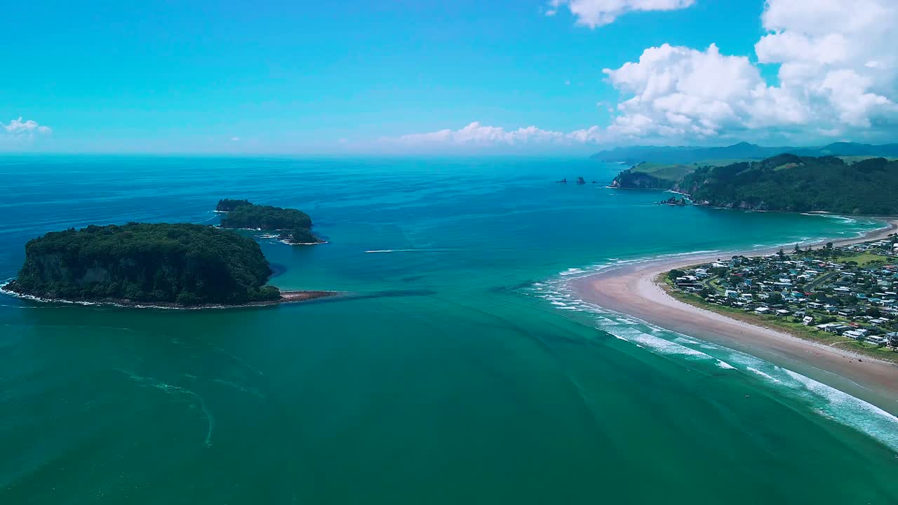 surfea en la playa de whangamata en nueva zelanda