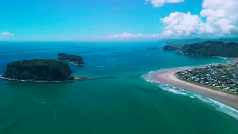 Surft-Am-Whangamata-Beach-In-Neuseeland