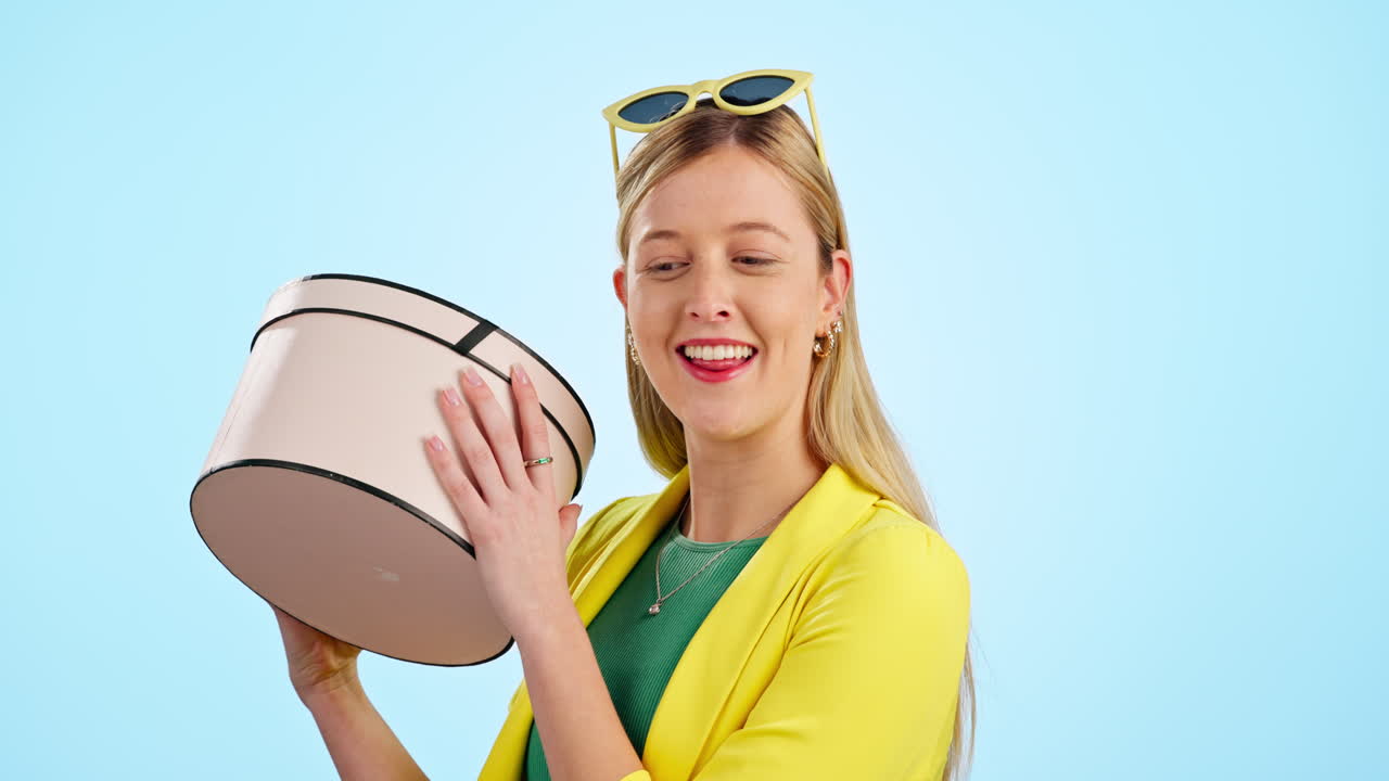 축하, 흥분 및 선물과 함께 여성