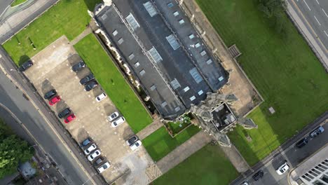 vuelo aéreo de drones sobre la azotea de la iglesia de san jorge y la manera mancuniana para revelar lentamente nuevos rascacielos en construcción en el centro de la ciudad de manchester