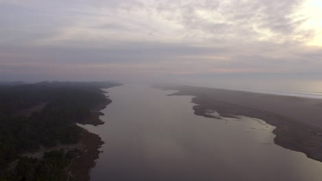 Imágenes-De-Drones-Volando-Sobre-El-Río-Nuevo-En-Oregon