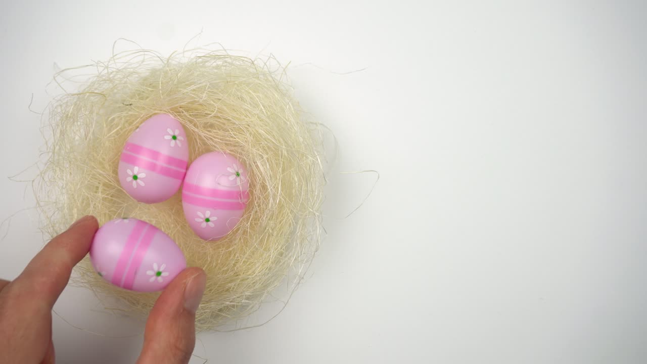 이스터의 상징, 다채로운 이스터 달, 그리고 모든 가정의 휴일.