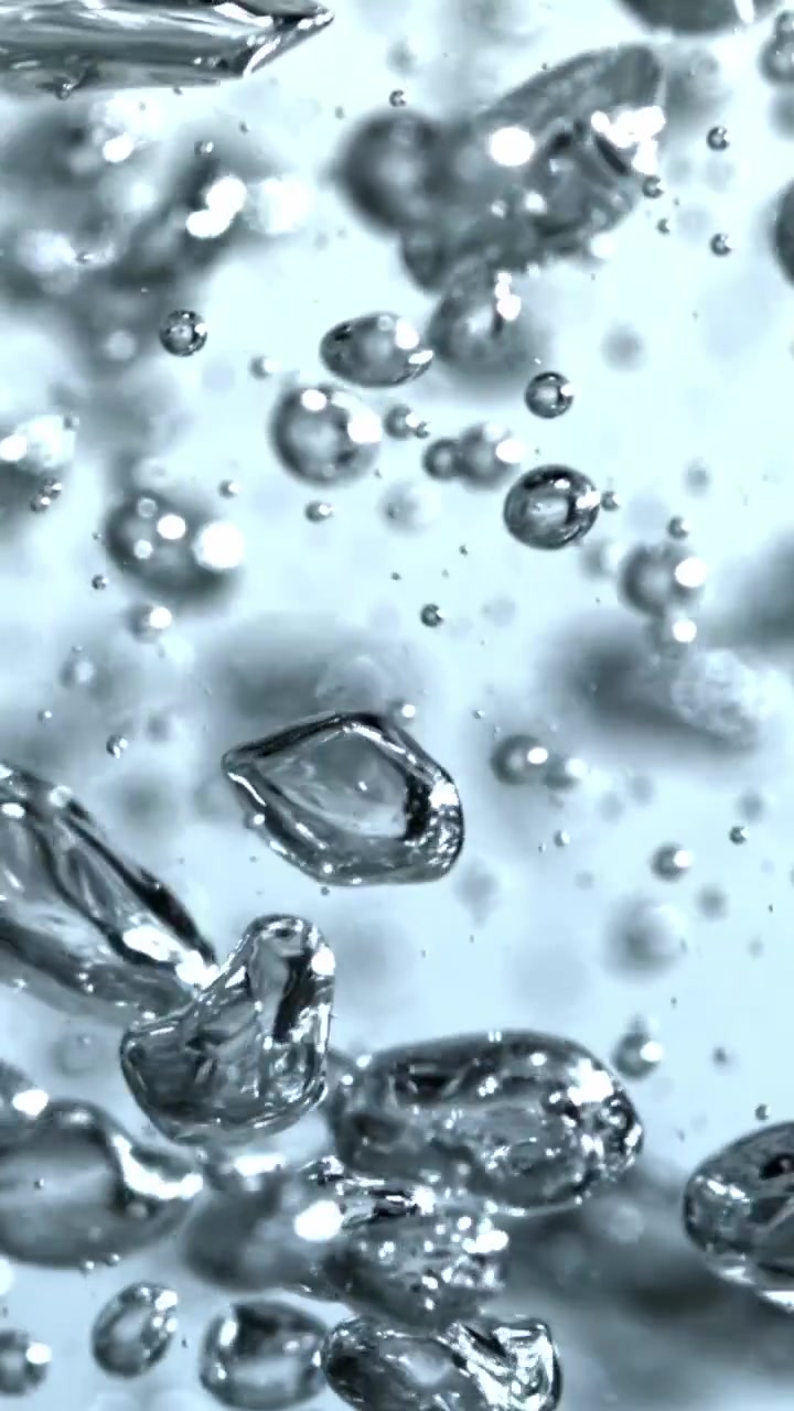 Bolle d'aria scintillanti che salgono in acqua limpida