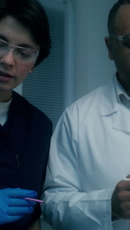 científicos en un entorno de laboratorio