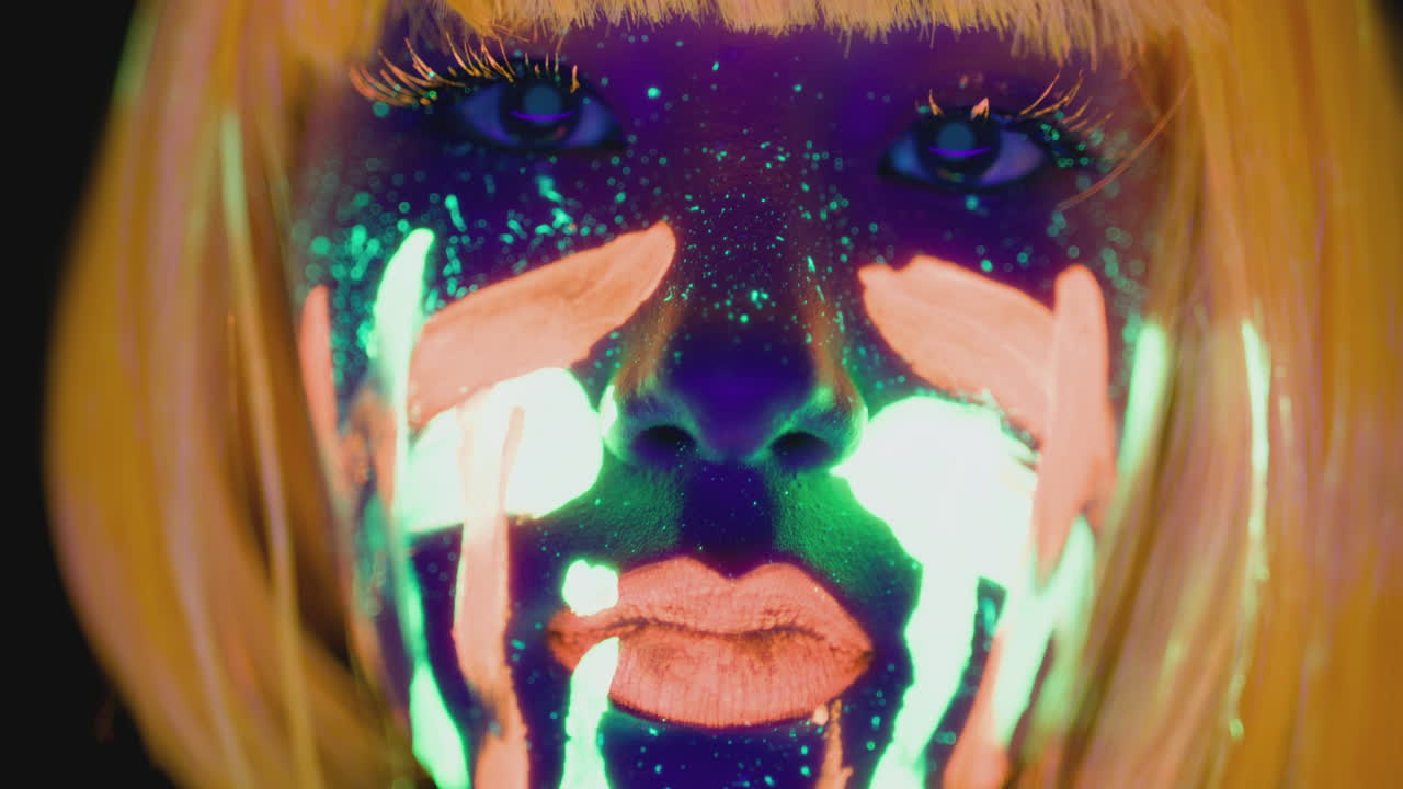 mujer con pintura facial de neón