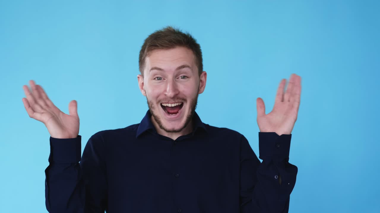 흥분한 남자 성공 축하 성취 gif