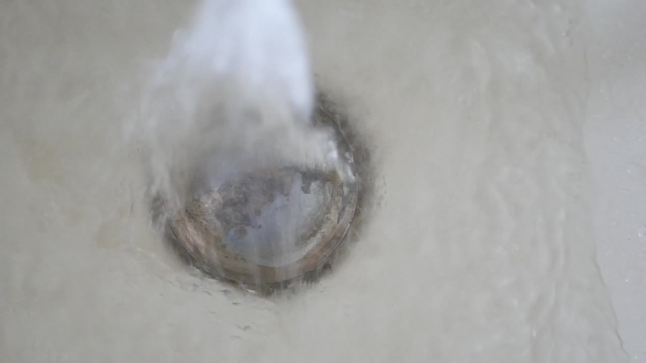 수도 꼭지에서 쏟아지는 물 슬로우 모션