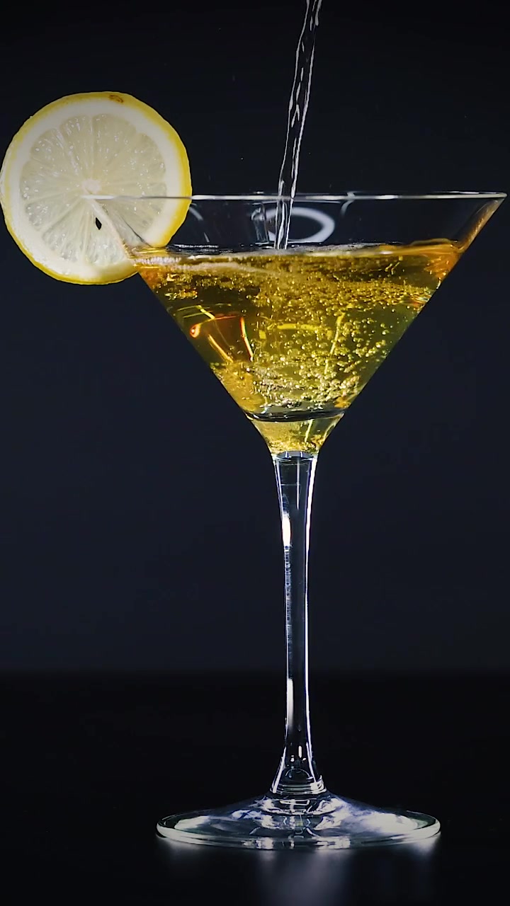 Succo di lime versato in un bicchiere da cocktail
