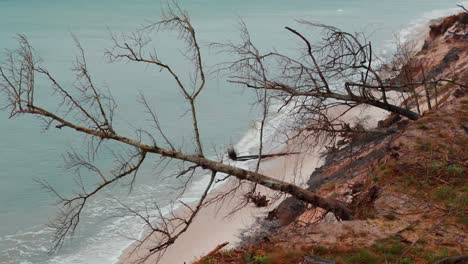 costa polaca del mar báltico después de la tormenta