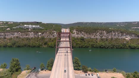 Weitwinkel-Drohnenansicht-Der-Pennybacker-Brücke-In-Austin,-Texas