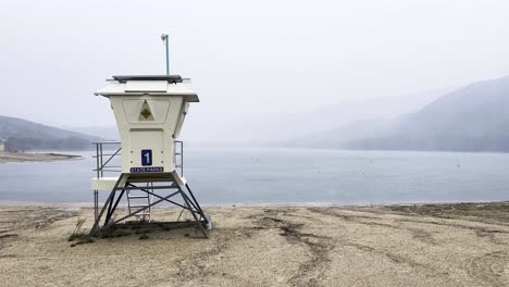 Static-shot-of-a-white-lifeguard-post-in-a-cloudy-rainy-day-in-Silverwood-Lake,-California-in-the-United-States