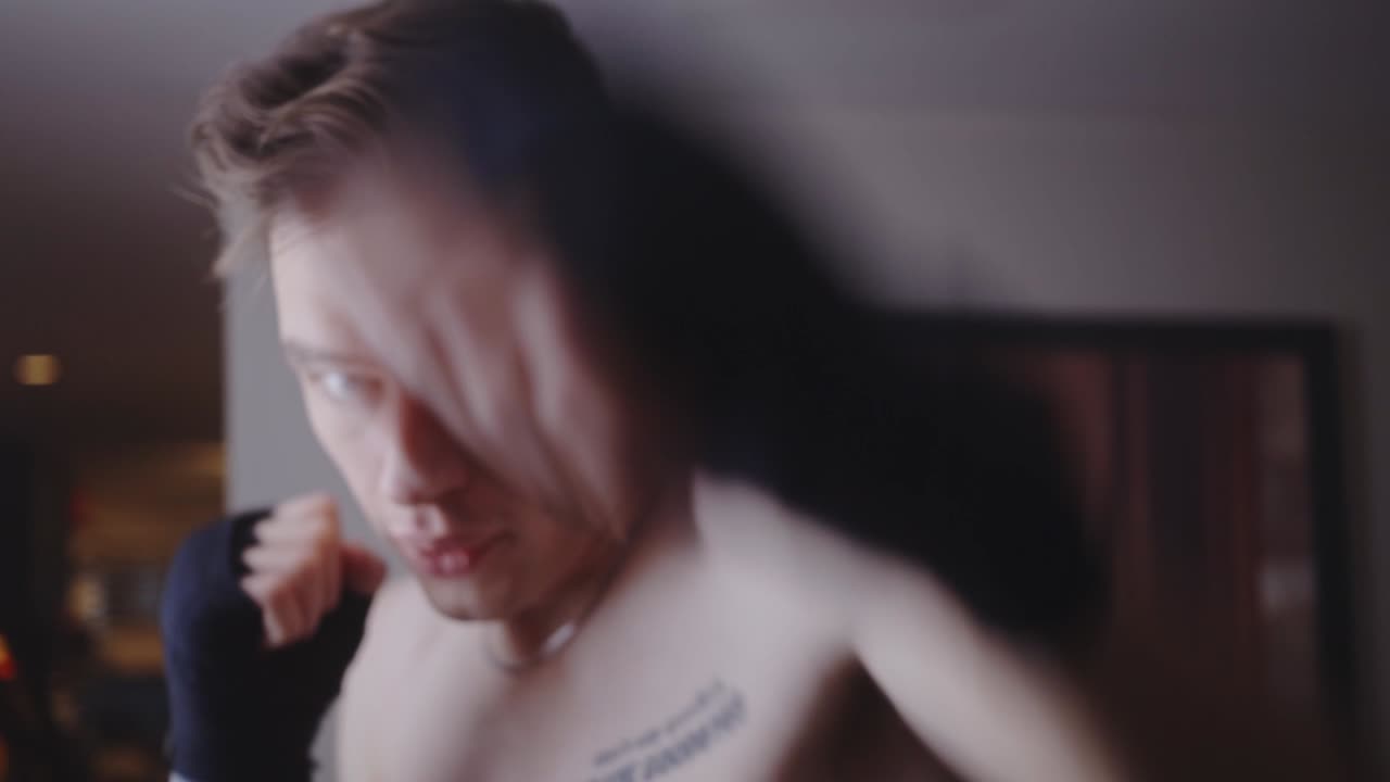 집에서 운동 남자 훈련 복싱의 전면 초상화