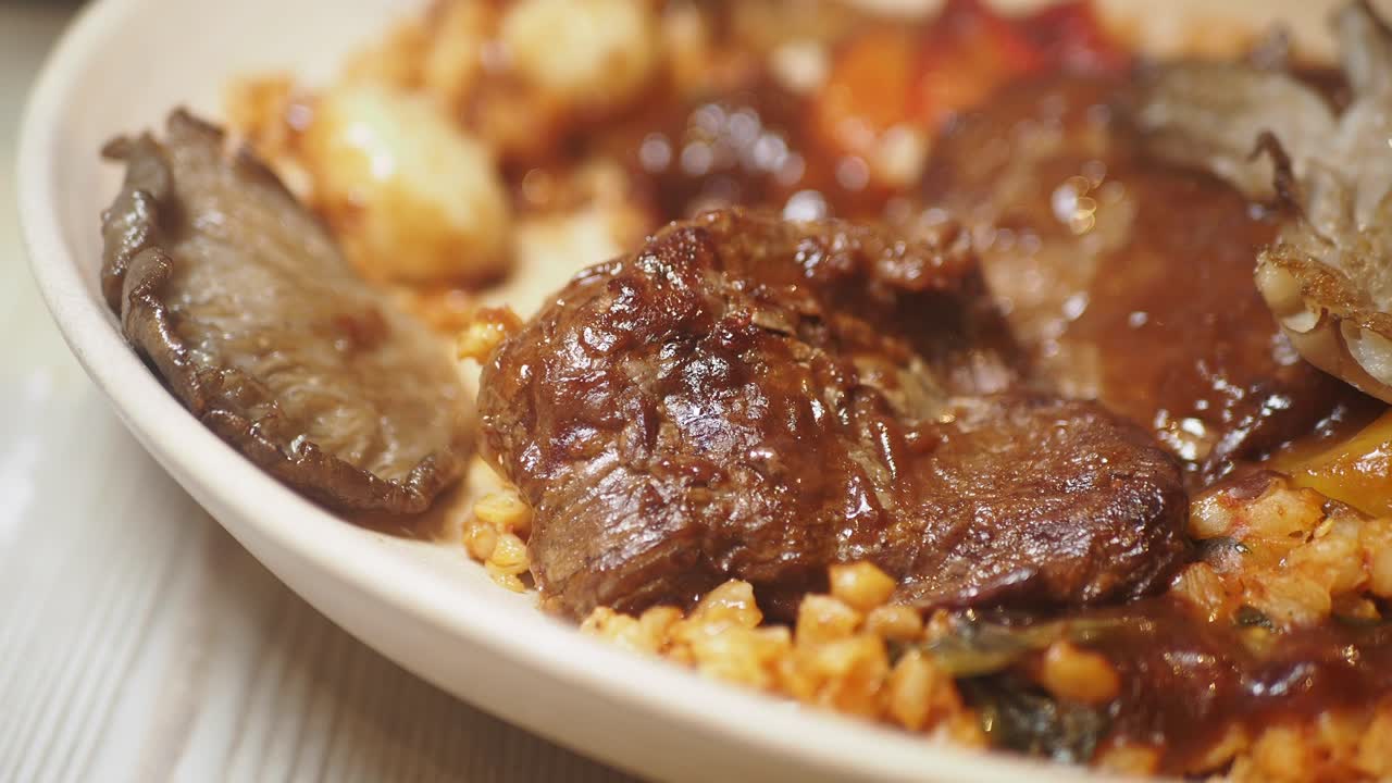 una deliciosa cena de bistec con verduras