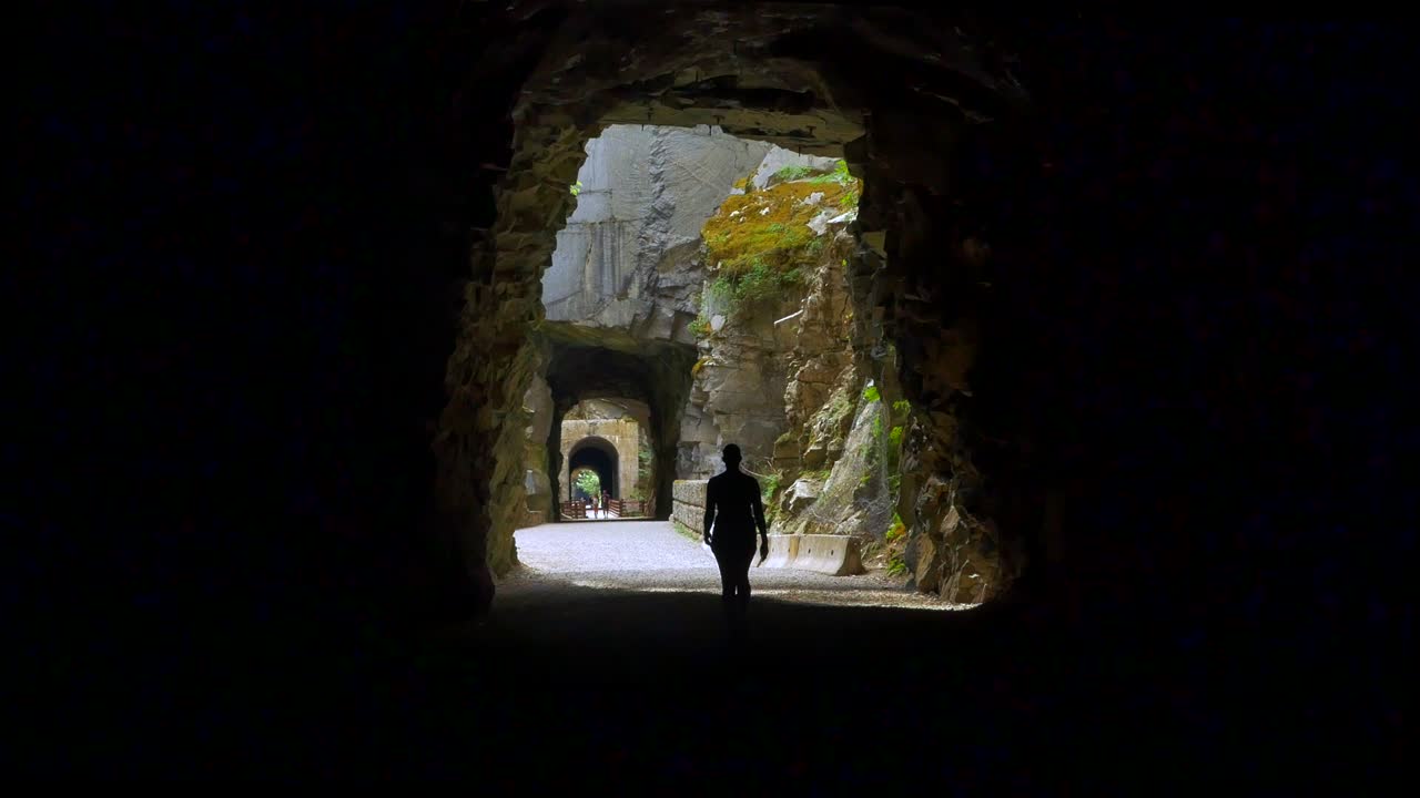 버려진 기차 터널, 어에서 빛으로 걸어가는 여성, 1800 년대 철도