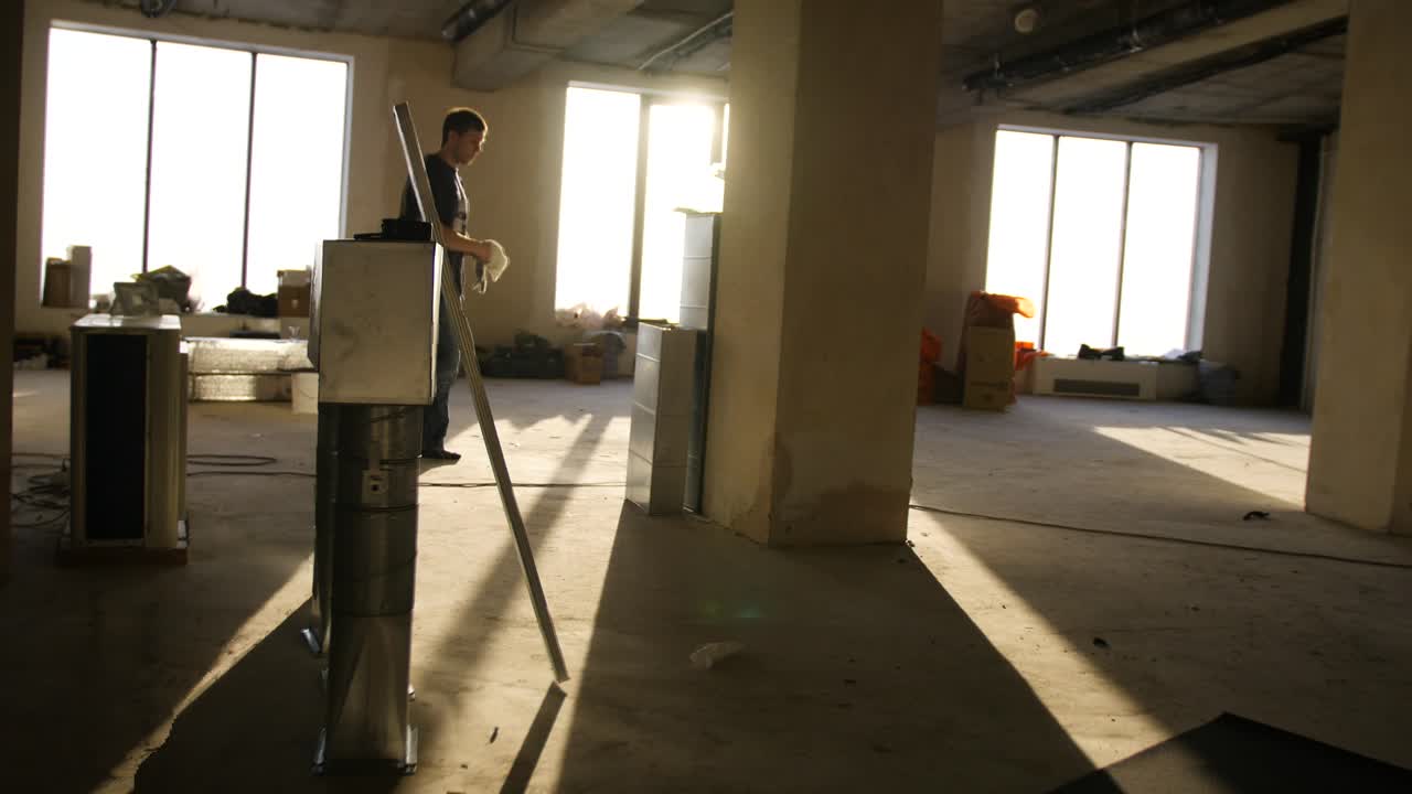 офисные помещения в стадии строительства с рабочим