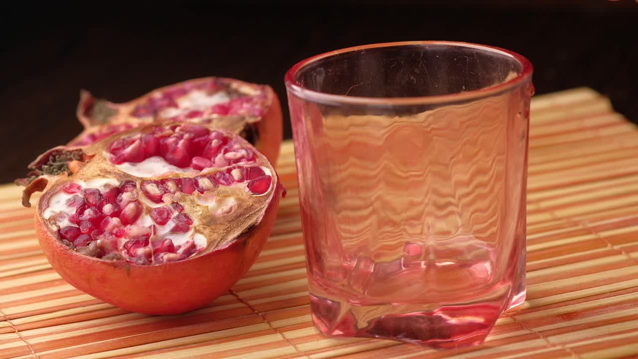 Granatæblejuice i et glas