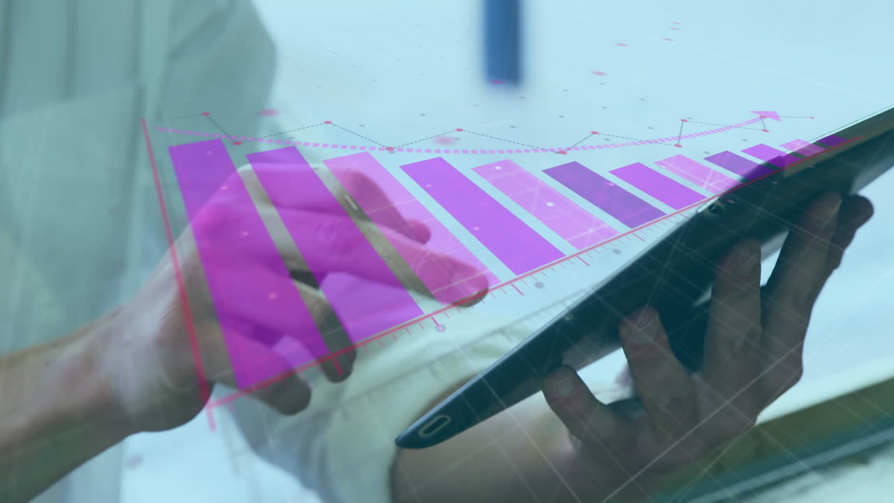 animación de la flecha en el gráfico de caída sobre la sección media del hombre caucásico desplazándose en la tableta digital