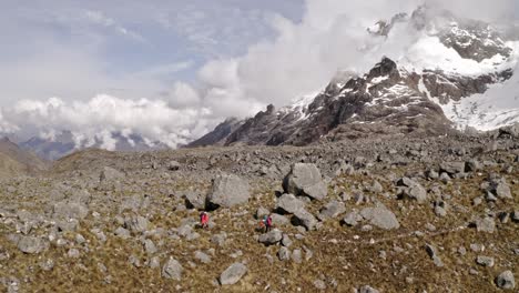 rocas y montañas nevadas tomadas con drones