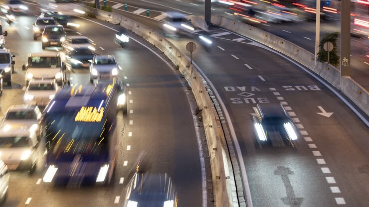 Traffico su un'autostrada a Barcellona durante l'ora di punta serale, lunga esposizione notturna