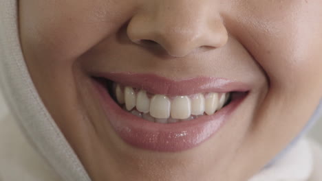 Junge-Muslimische-Frau,-Mund-Lächelnd,-Glückliche-Weibliche-Glänzende-Lippen,-Gesunde-Weiße-Zähne,-Nahaufnahme