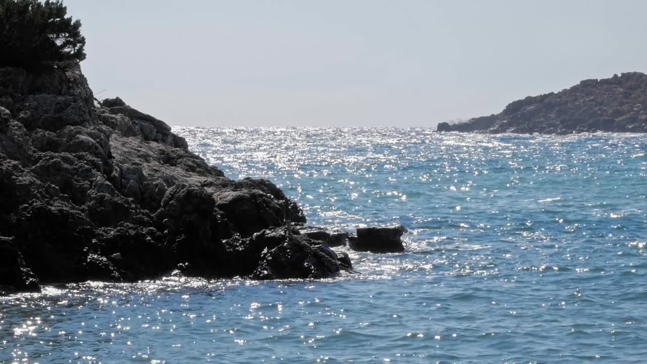 그리스 예루살렘 해변의 반짝이는 바닷물 - 넓고 정적인 샷