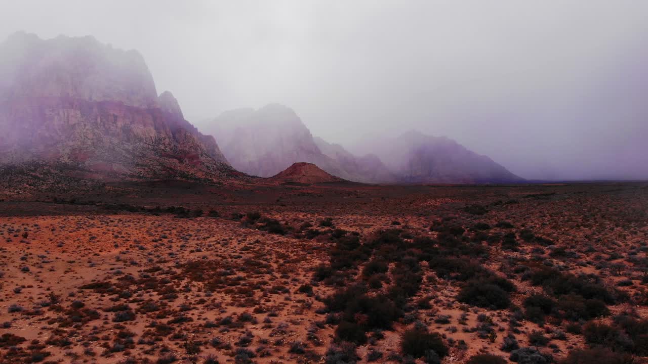 sendero sinuoso en la niebla en el cañón de roca roja enero de 2023