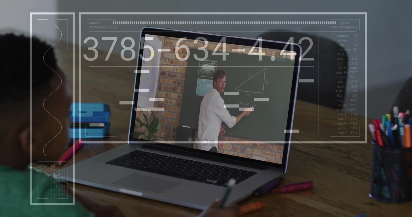 Aluno seguindo o professor no laptop, desenhando geometria em contexto educacional, copiando anotações enquanto o HUD é atualizado.
