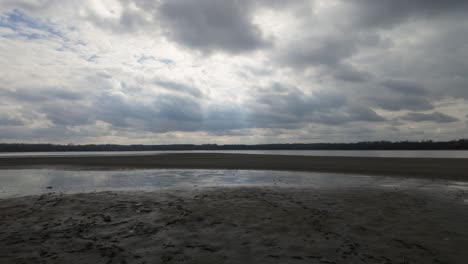 Panoramablick-Von-Der-Umgebung-Des-Öreg-Sees-Im-Winter-Bei-Niedrigem-Wasserstand,-Einschließlich-Der-örtlichen-Wälder-Und-Der-Burg-Im-Hintergrund-Von-Tata,-Ungarn