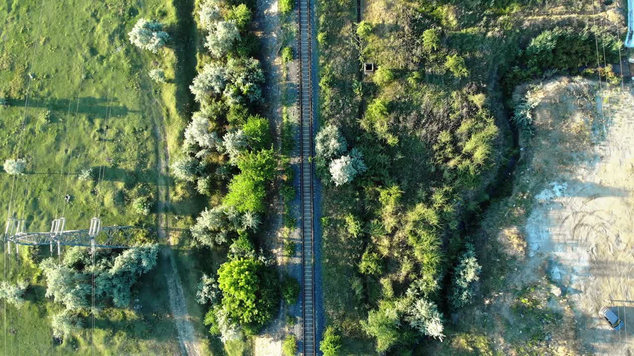 vista aérea de un ferrocarril rodeado de vegetación en verano