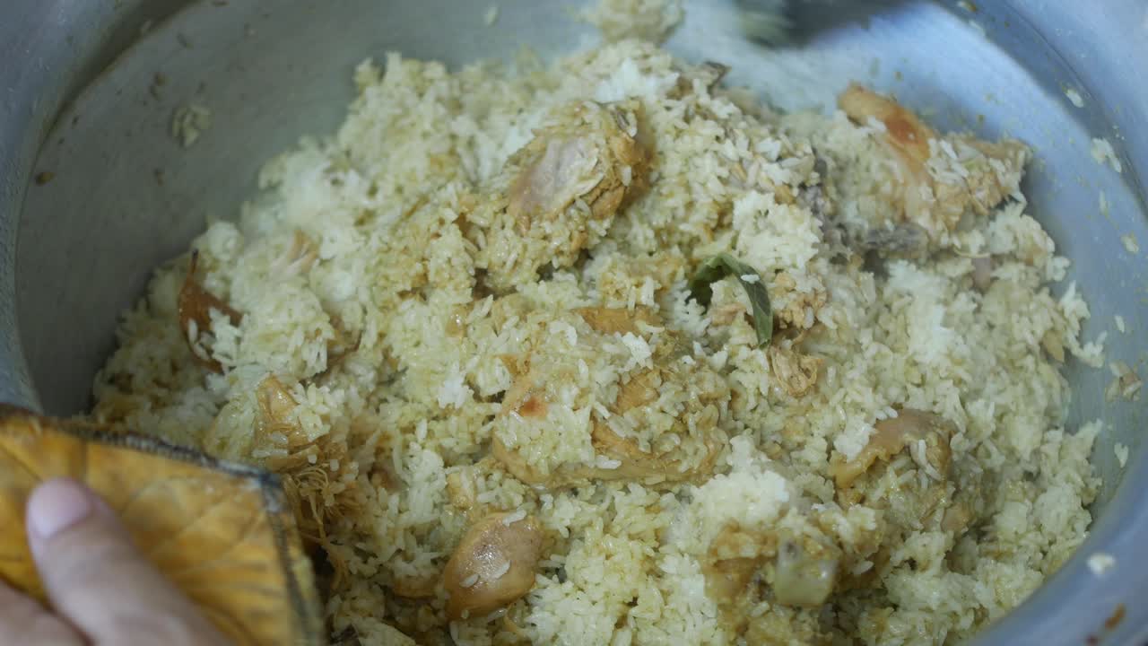 Lammekød biryani i en skål