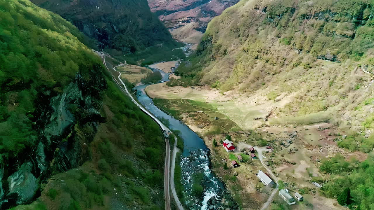 노르웨이의 외 계곡 중 하나를 드론으로 찍은 사진. 피오르드에 흘러드는 강이 있습니다.