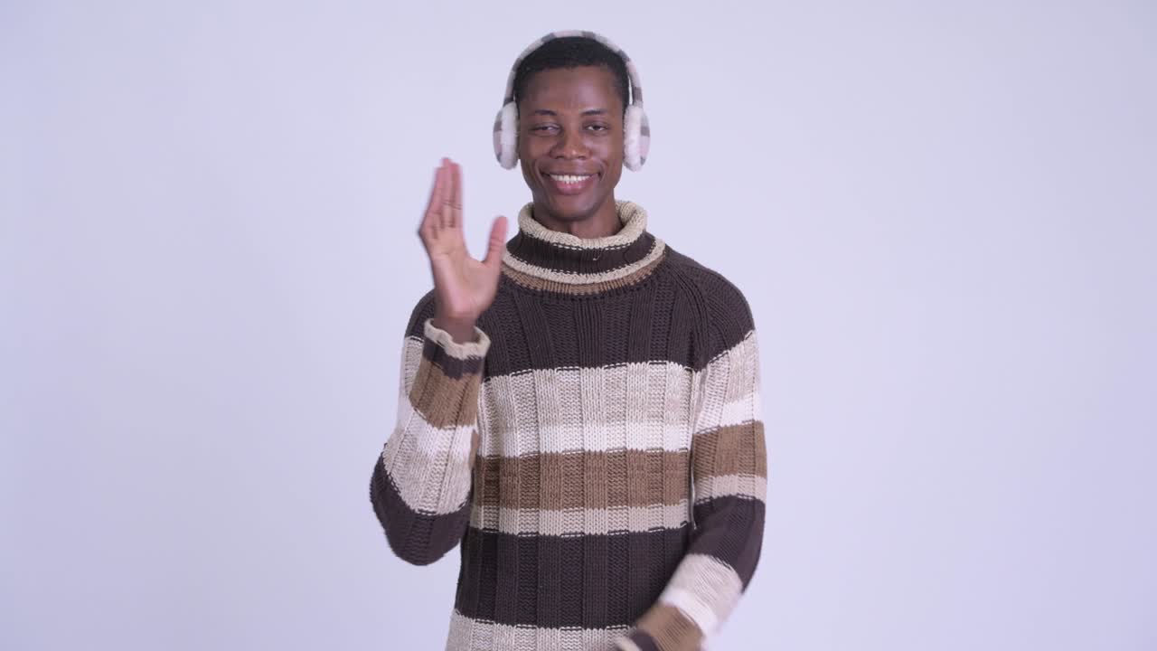 joven y guapo hombre africano listo para el invierno