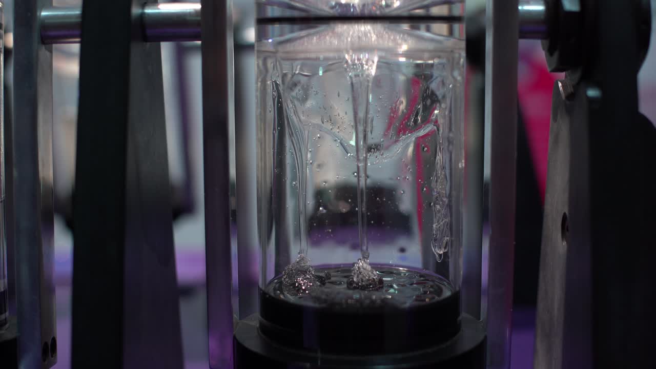 fluye un líquido viscoso. fluido plateado fluido viscoso