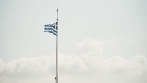 Griechische-Flagge-Auf-Einer-Stange-Auf-Einer-Griechischen-Insel-Während-Der-Sommerzeit