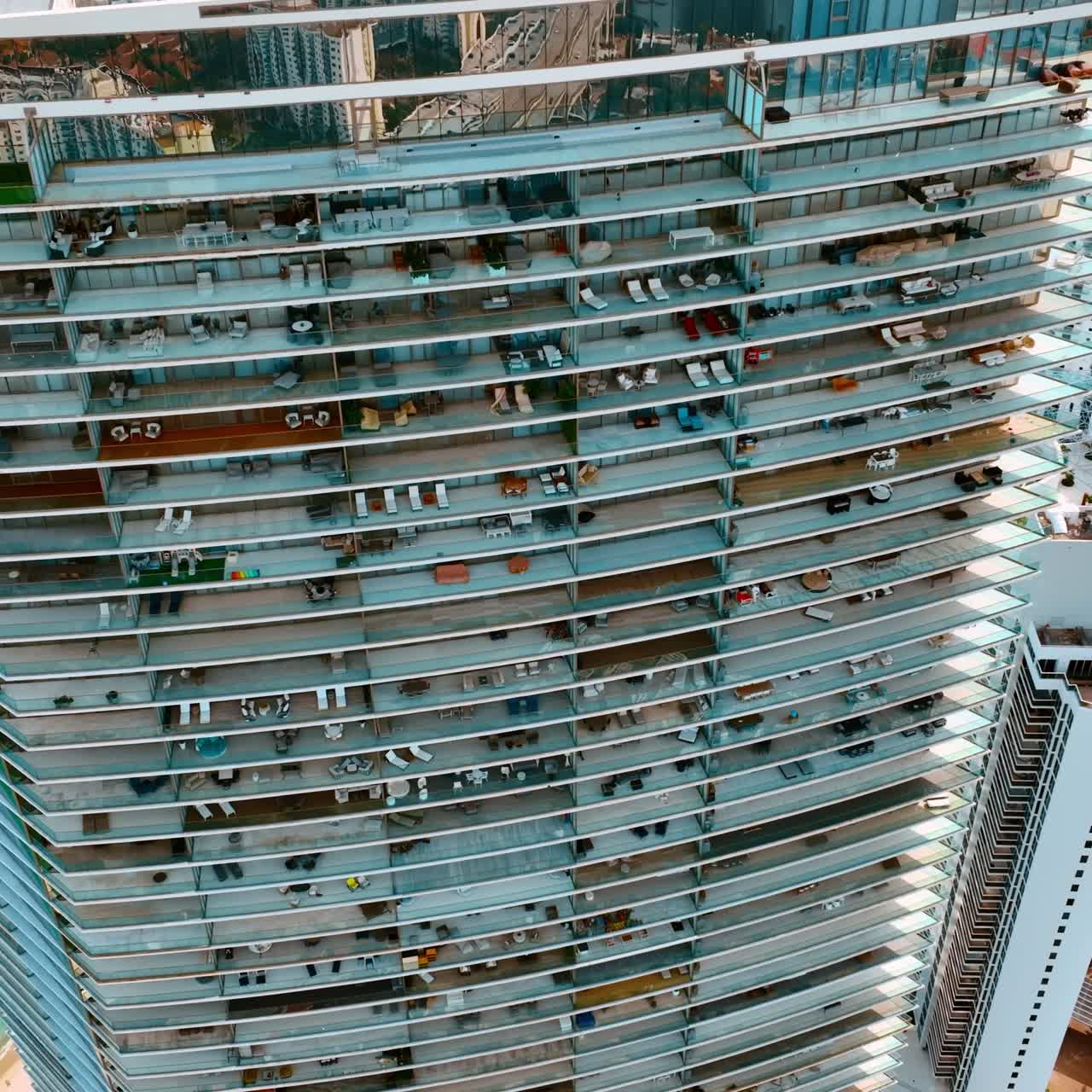 Langs de appartementencomplexen met meerdere verdiepingen en ruime balkons. Hoogbouw in Miami, Florida, VS