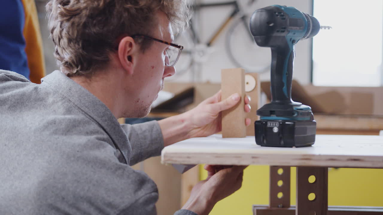 워크 ⁇ 에서 수련생들의 다문화 팀은 손으로 만든 자전거 프레임을 함께 조립하는 방법을 배 ⁇ 니다.