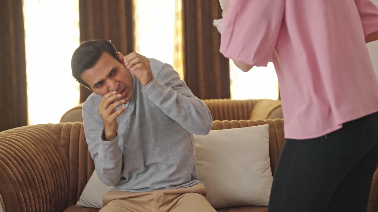 인도인 아내가 남편에게 가정 폭력을 행사하고 있습니다.