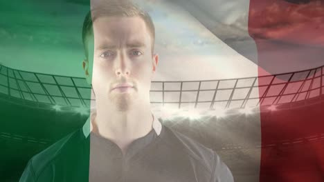 Animation-Der-Flagge-Italiens-über-Einem-Kaukasischen-Männlichen-Rugbyspieler-Mit-Ball-Im-Stadion