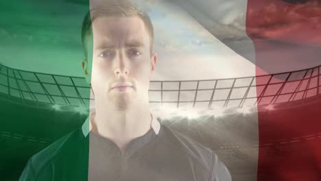 animación de la bandera de italia sobre un jugador de rugby caucásico con una pelota en el estadio