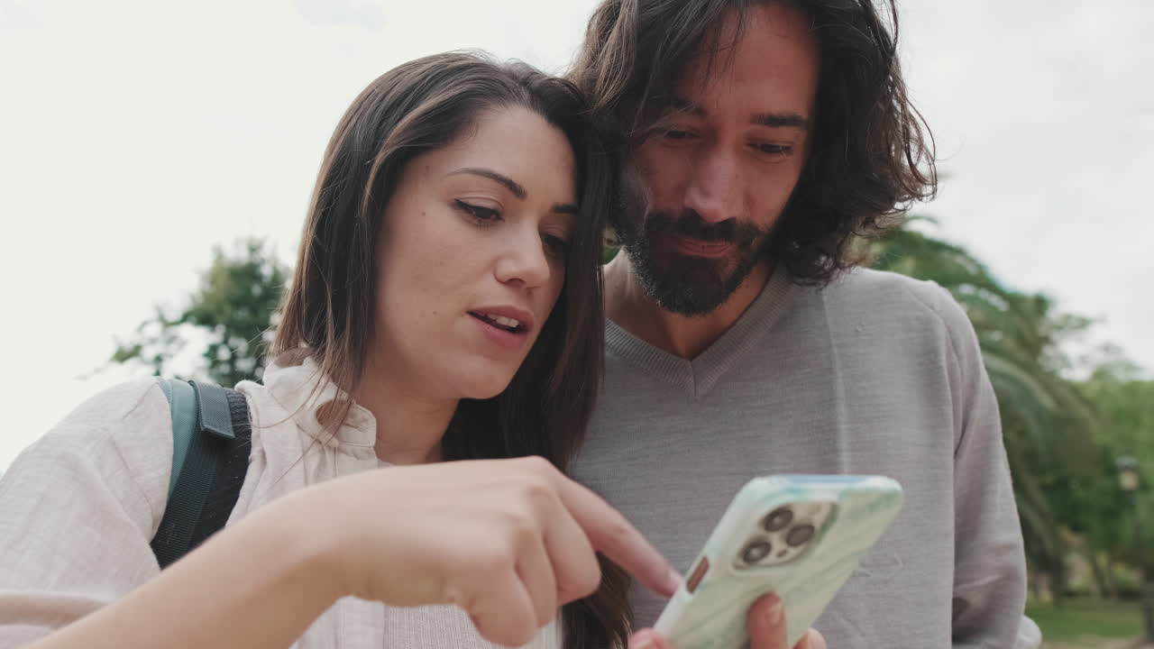 Coppia che guarda il telefono mentre viaggia