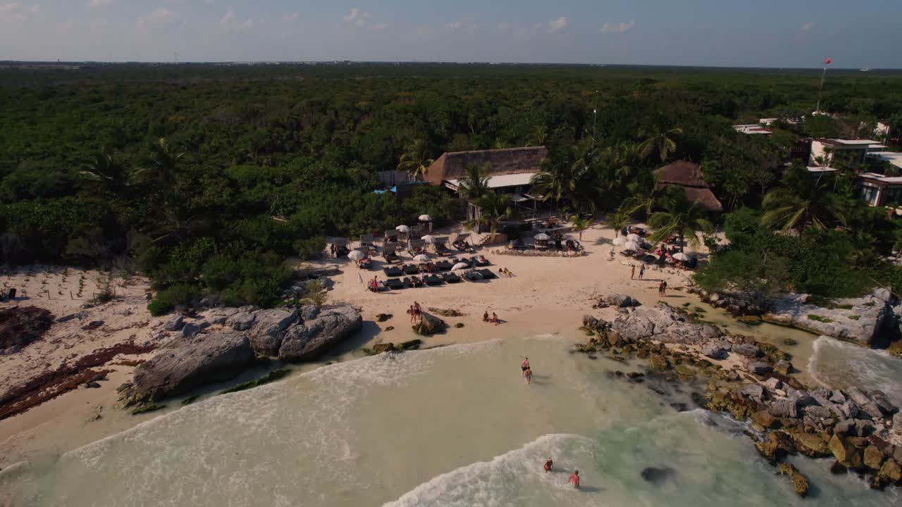 drone empuja e inclina hacia abajo a una playa tropical en españa con olas en el océano