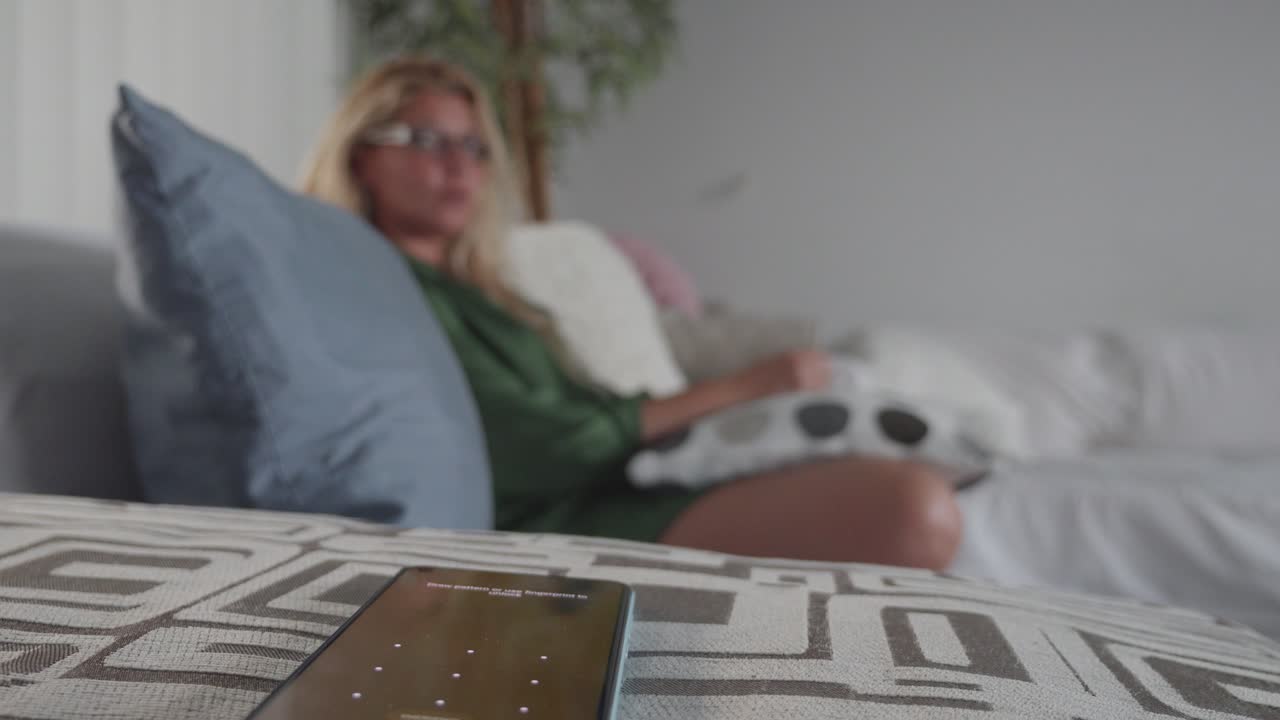 зрелая женщина бросает сотовый телефон в сторону после разговора