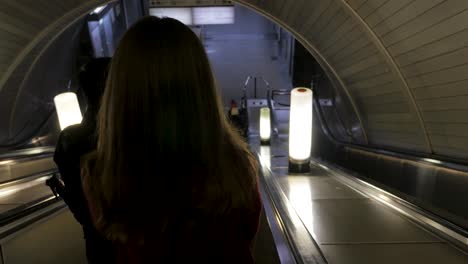 personas en una escalera mecánica del metro