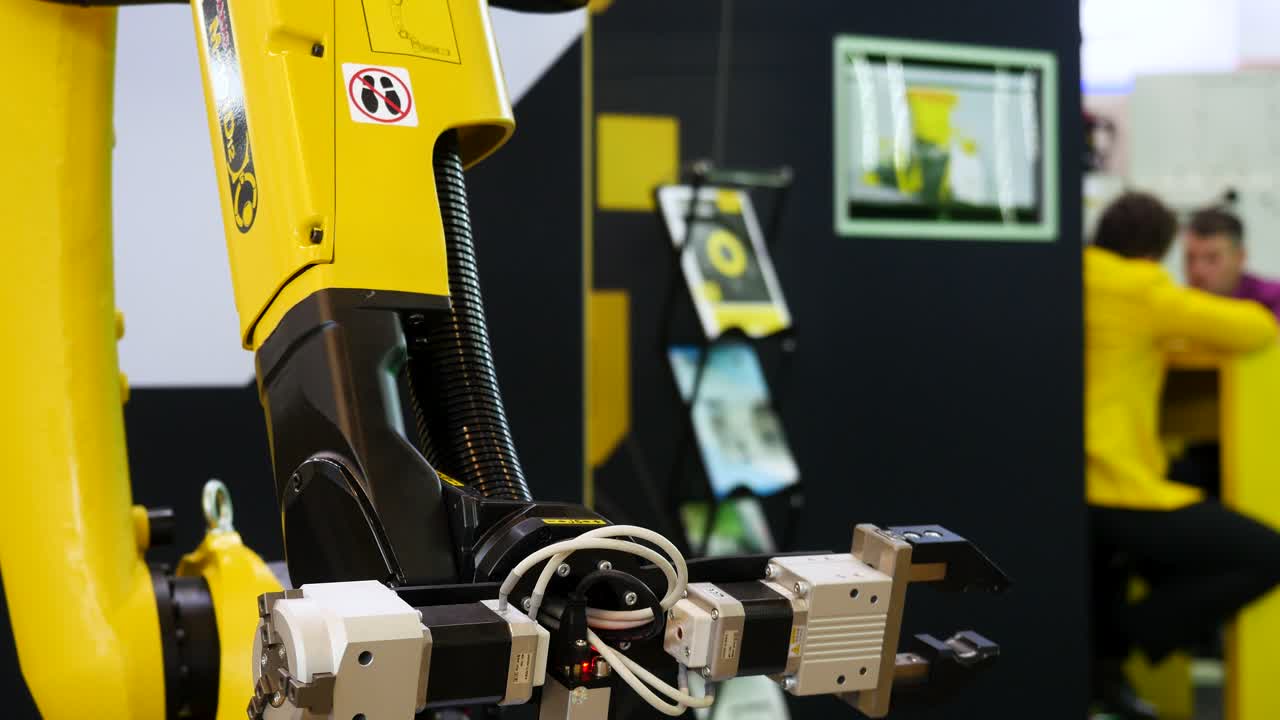 brazo de robot industrial en una fábrica