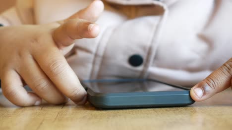 niño usando un teléfono inteligente