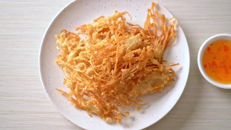 Fried-Enoki-Mushroom-or-Golden-Needle-Mushroom---vegan-and-vegetarian-food-style